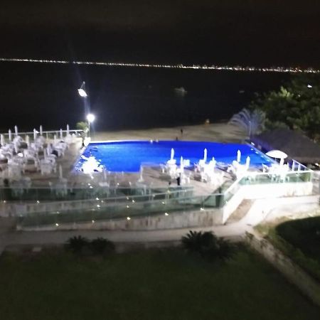 Apartamento pé na areia frente para o Mar e piscina na Prainha Caraguatatuba Extérieur photo