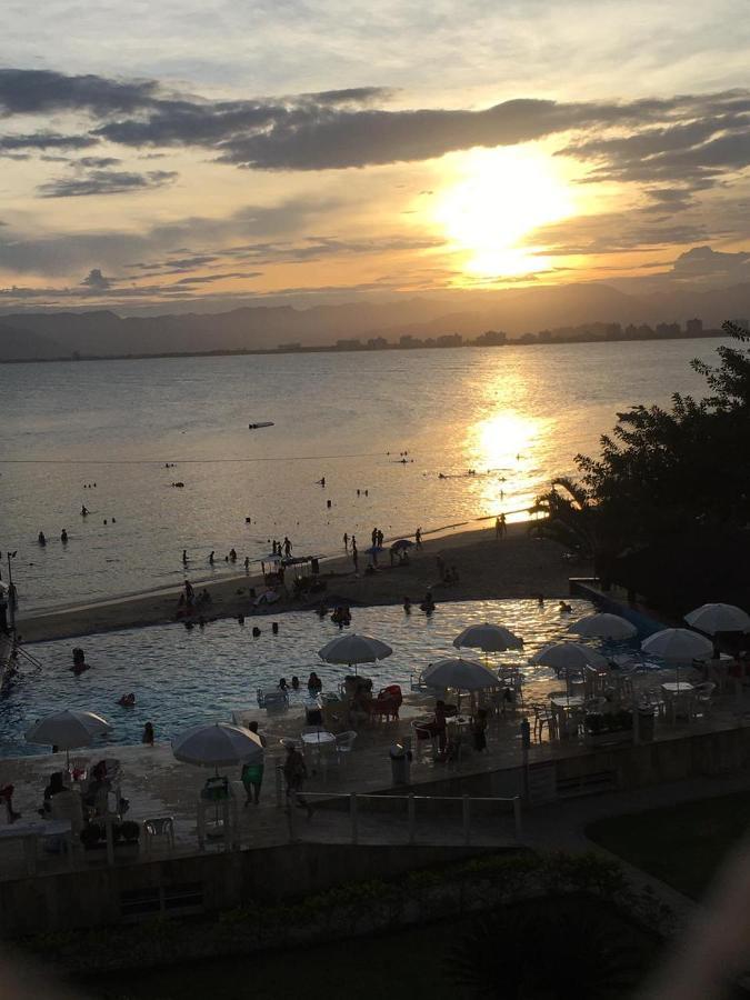 Apartamento pé na areia frente para o Mar e piscina na Prainha Caraguatatuba Extérieur photo