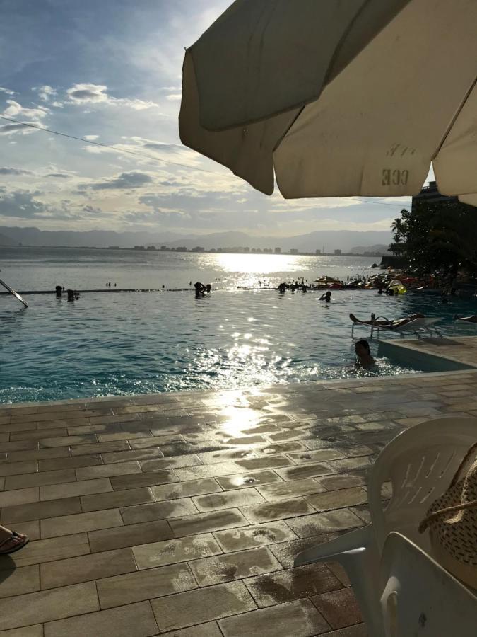 Apartamento pé na areia frente para o Mar e piscina na Prainha Caraguatatuba Extérieur photo