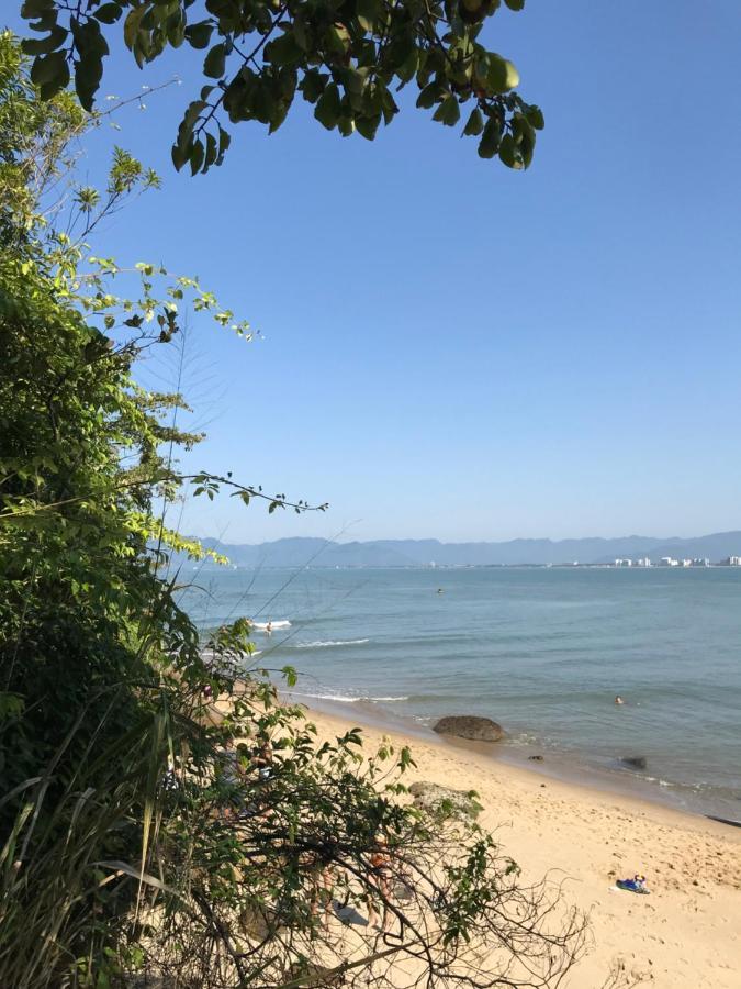 Apartamento pé na areia frente para o Mar e piscina na Prainha Caraguatatuba Extérieur photo