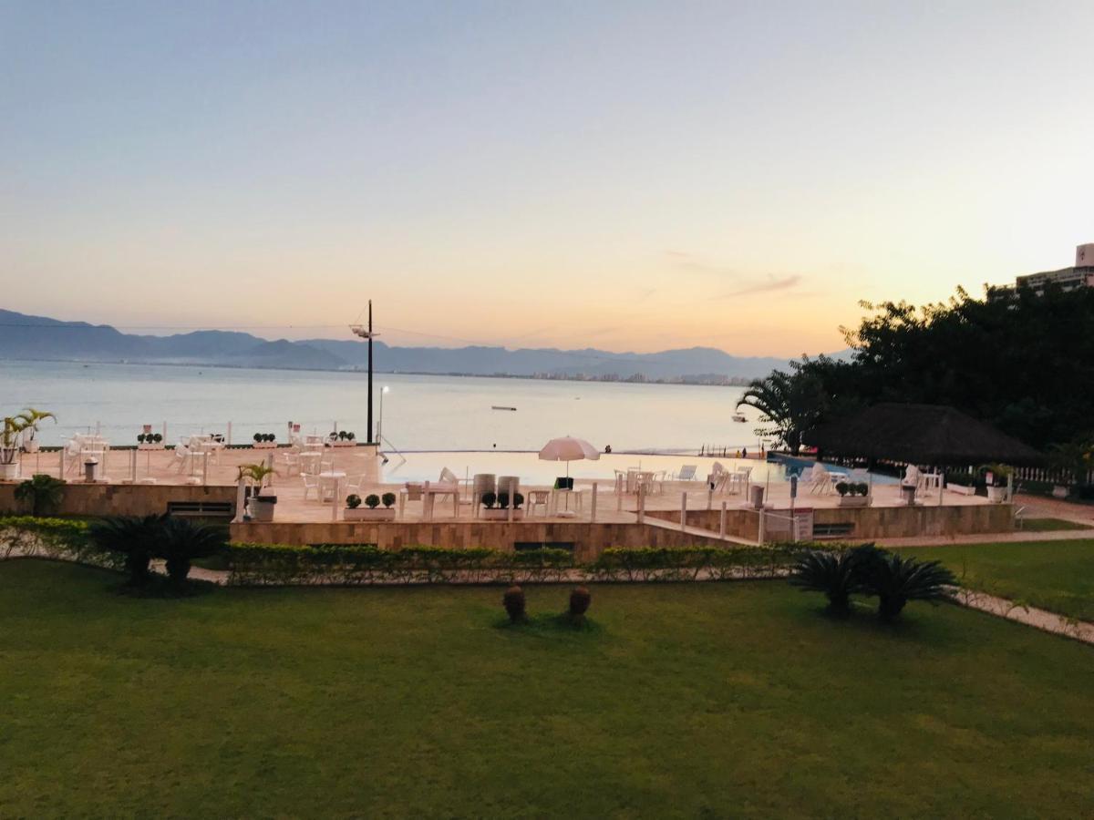 Apartamento pé na areia frente para o Mar e piscina na Prainha Caraguatatuba Extérieur photo