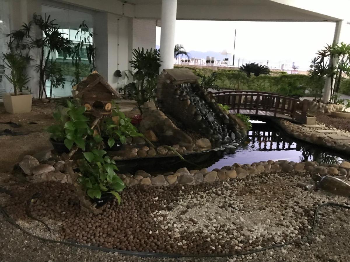 Apartamento pé na areia frente para o Mar e piscina na Prainha Caraguatatuba Extérieur photo