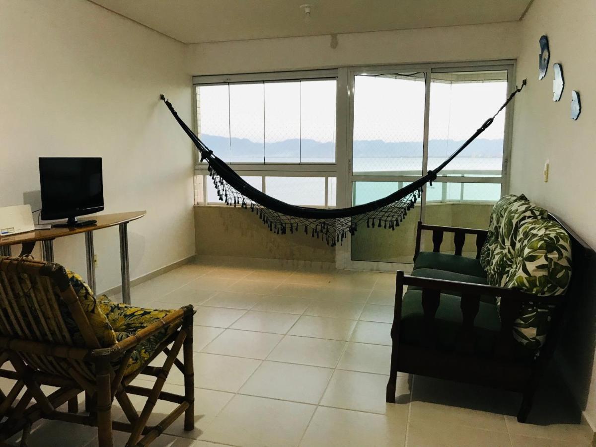 Apartamento pé na areia frente para o Mar e piscina na Prainha Caraguatatuba Extérieur photo