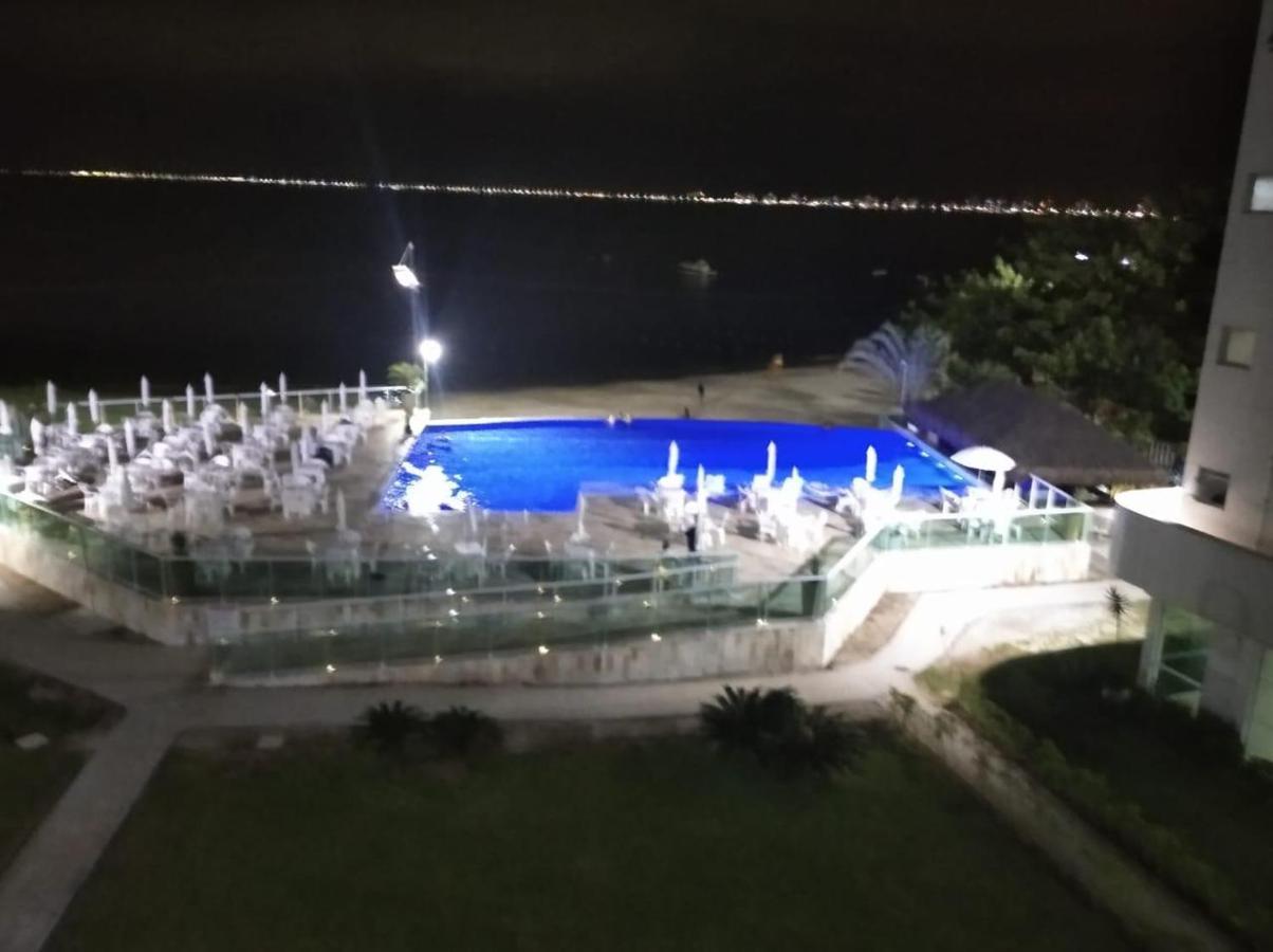 Apartamento pé na areia frente para o Mar e piscina na Prainha Caraguatatuba Extérieur photo