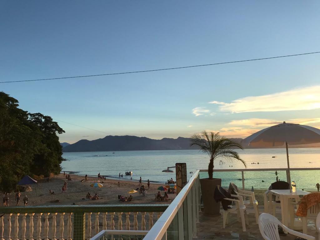 Apartamento pé na areia frente para o Mar e piscina na Prainha Caraguatatuba Extérieur photo