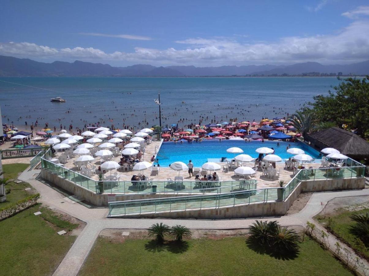 Apartamento pé na areia frente para o Mar e piscina na Prainha Caraguatatuba Extérieur photo