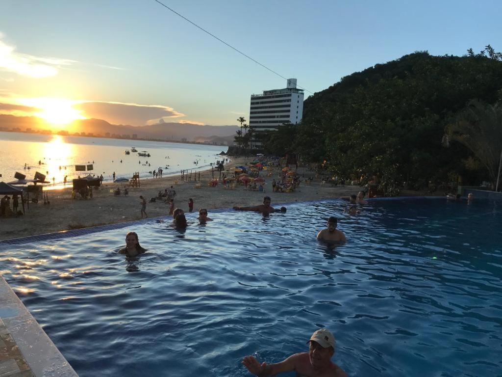 Apartamento pé na areia frente para o Mar e piscina na Prainha Caraguatatuba Extérieur photo