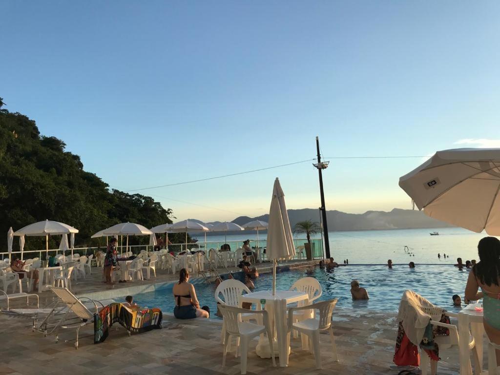 Apartamento pé na areia frente para o Mar e piscina na Prainha Caraguatatuba Extérieur photo